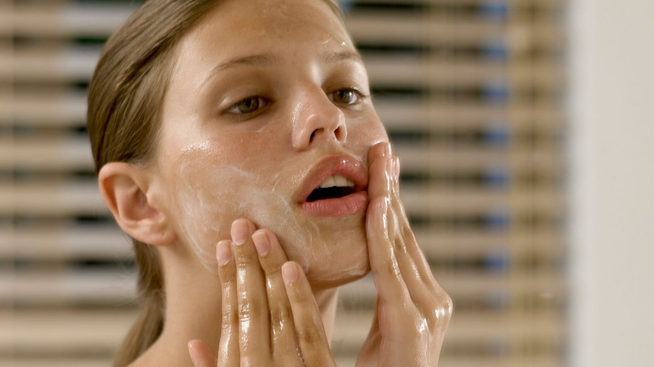 How to Scrub Face Properly at home