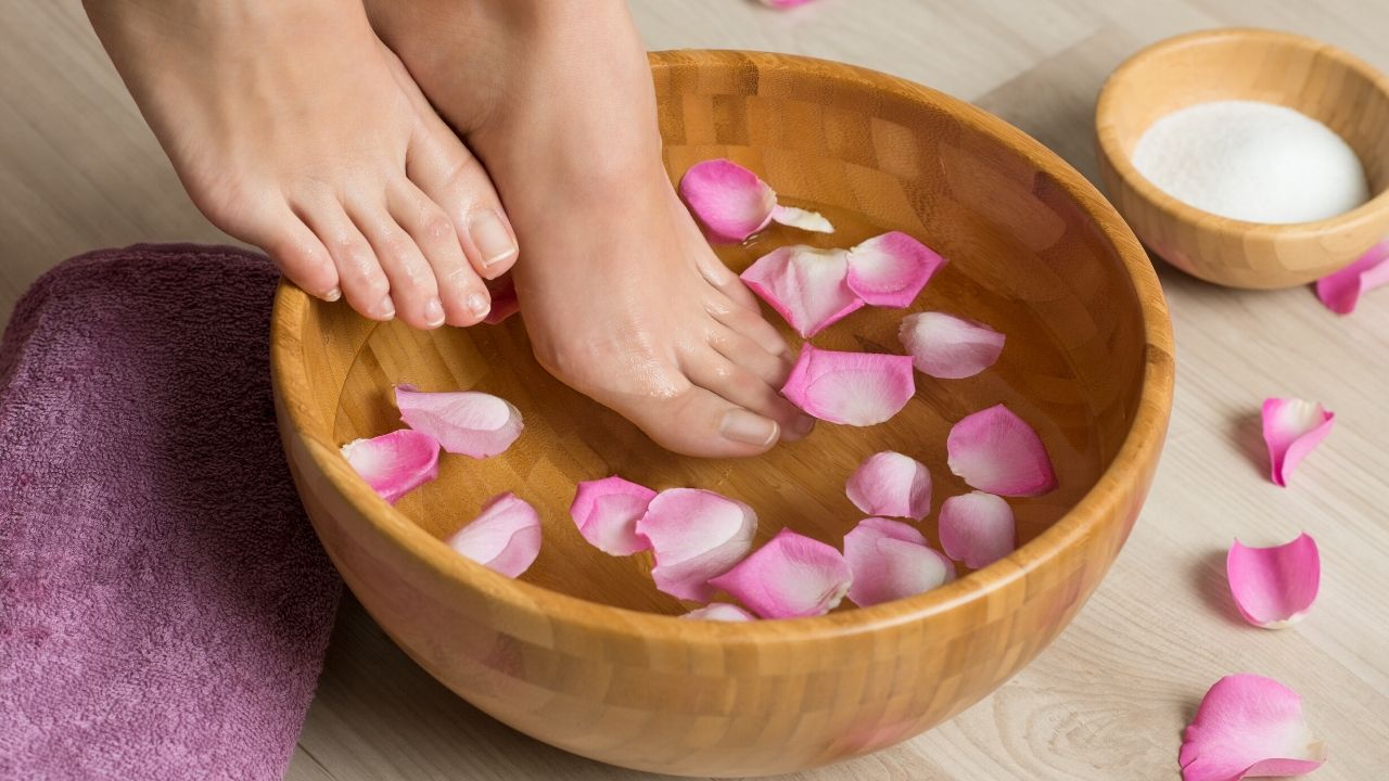 You are currently viewing 5 Foot Spa Benefits & How to Do It at Home