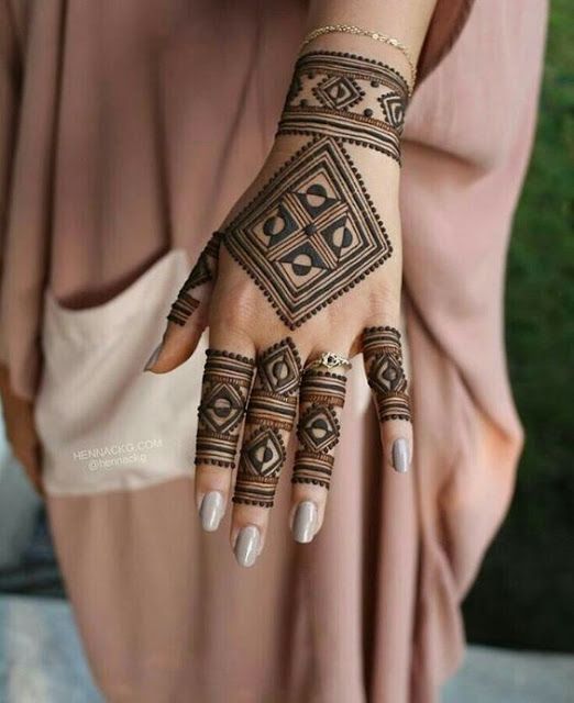 Beautiful Back Side Square Shaped Henna Design