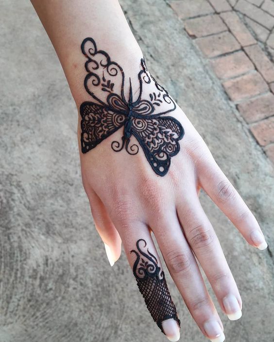 Bold Bracelet Back Hand Mehndi