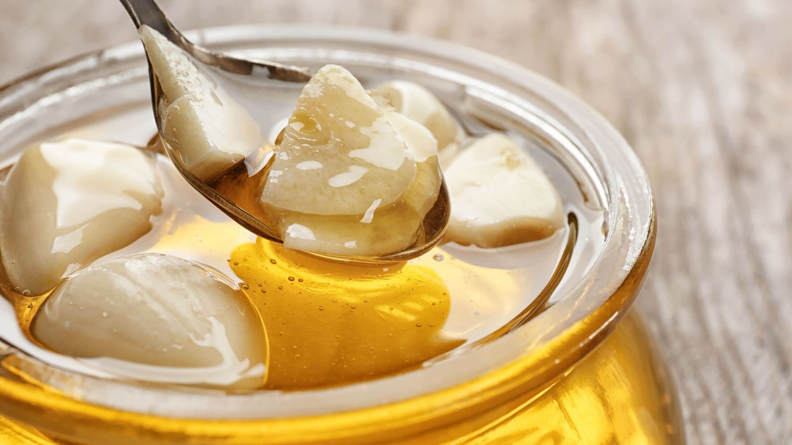 You are currently viewing Garlic and Honey Benefits for Health, skin and hair