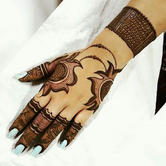 Perfect and simple Arabic Style Mehndi Design 
