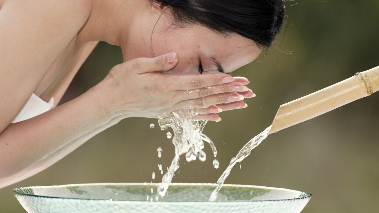 Washing Face With Gram flour