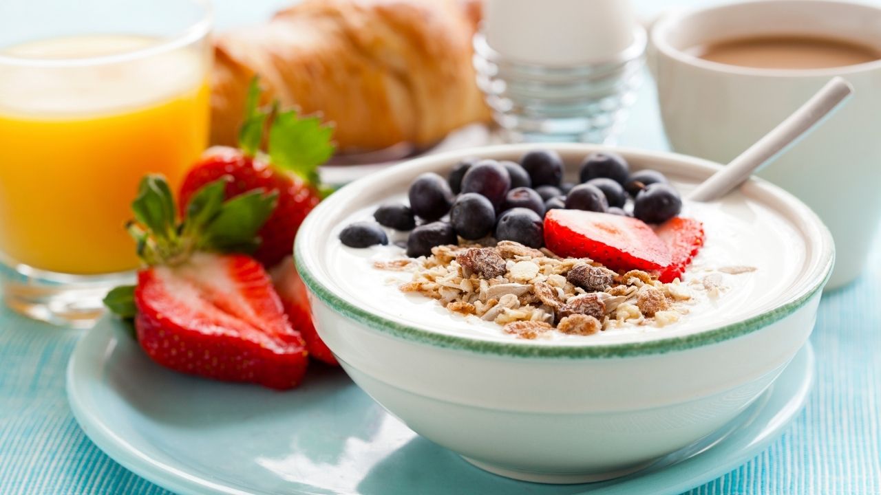 Importance Of Breakfast & How it Helps in Weight loss